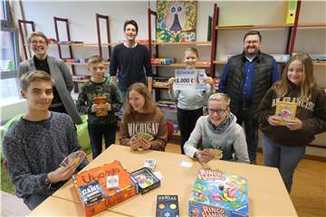 Die Schülerinnen und Schüler der Stufe 5 und 7 freuten sich gemeinsam mit Kai Großkopf (stellvertretender Schulleiter- Foto rechts), Sebastian Rave (Ganztagskoordinator) und Anne Schlamann (Projektbetreuung).