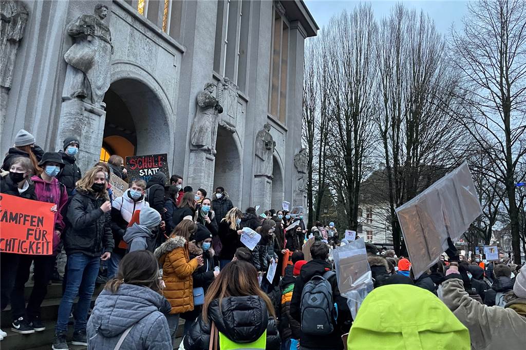 TFG-Demo: „Die Politik entscheidet sich gegen diese tollen Kinder“ Die Schülerinnen und Schüler der Theodor-Fleitmann-Gesamtschule demonstrieren am Mittwoch (1.12) für einen Neubau.