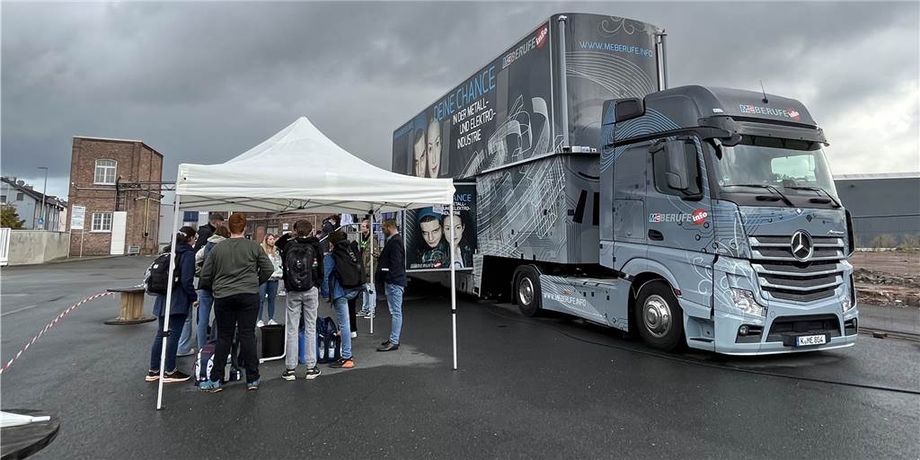 Riesiger grauer Truck mit zwei Etagen sorgte bei der Deutschen Nickel für Aufsehen Die Schülerinnen und Schüler der Theodor Fleitmann Gesamtschule besuchten am Freitag (16.9.) den Info-Truck bei Deutsche Nickel.