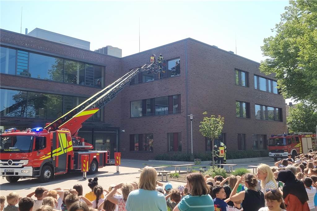 Abkühlung für Schüler bei Alarmübung: Feuerwehr Werne testet Ernstfall Die Schülerinnen und Schüler der Wiehagenschule konnten sich die Übung aus sicherer Entfernung anschauen.