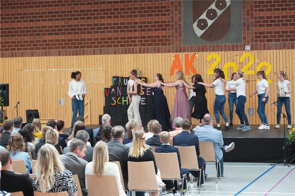 Entlassfeier der Paulus-van-Husen-Schule: Gipfelstürmer erreichen Meilenstein Die Schülerinnen und Schüler des Abschlussjahrgangs ließen es sich nicht nehmen, mit so mancher Tanzeinlage die Stimmung aufzulockern.