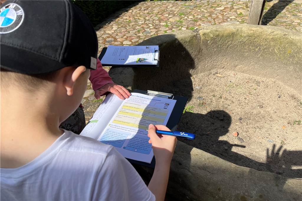 Schüler backen in Vreden Brot wie zu Uromas-Zeiten Die Schülerinnen und Schüler durften ihr wissen testen. Mit dem einfachen Fragebogen waren einige schnell fertig. Bei dem schwereren wurde es dann aber doch nochmal knifflig.