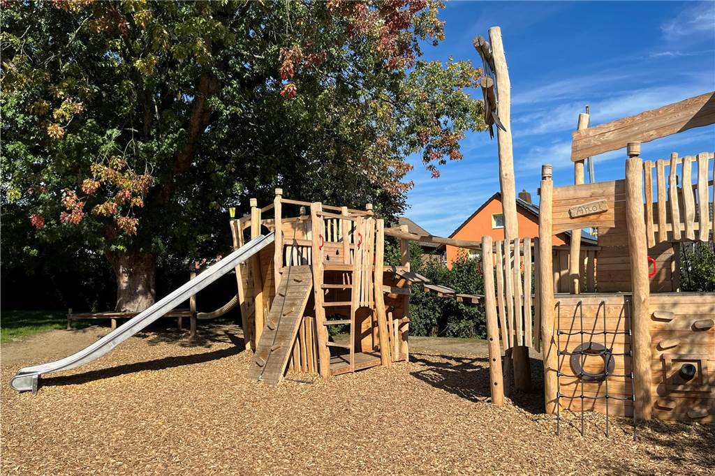 Silverbergschule: Schülerparlament weiht nachhaltigen Schulhof ein Piratenschiff aus Holz.