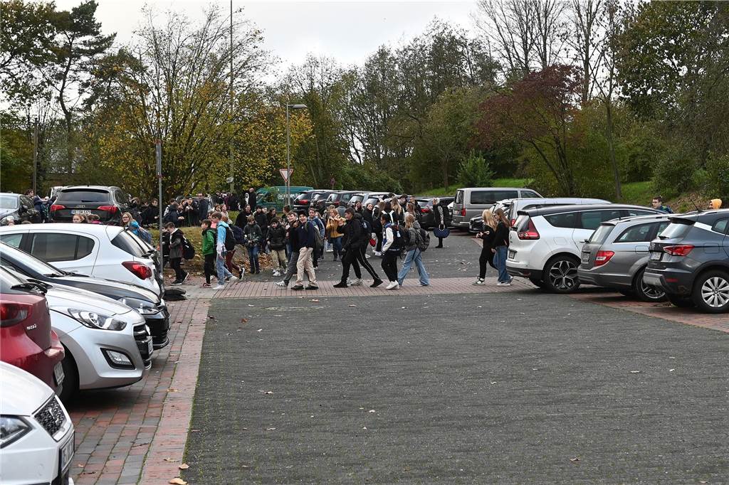 Die Schülerinnen und Schüler sind nach der Bombendrohung gegen die Gesamtschule Wulfen zügig vom Schulgelände weggeführt worden.
