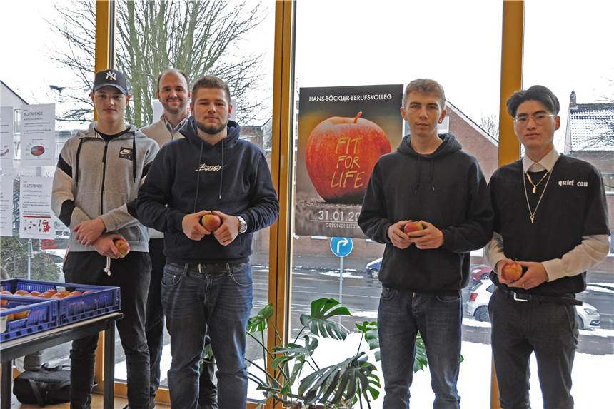 350 Schüler sprechen am Gesundheitstag mit Experten über Erkrankungen und Süchte Die Schülervertreter Daniel Werwein (v.l.), Max Heckmann, Rico Graf und Jason Hani haben beim Gesundheitstag über Blut-, Organ- und Knochenspende informiert. Lehrer Daniel Ocklenburg (2.v.l.) hat den Gesundheitstag gemeinsam mit dem Arbeitskreis Suchtvorbeugung und Gesundheit vorbereitet.