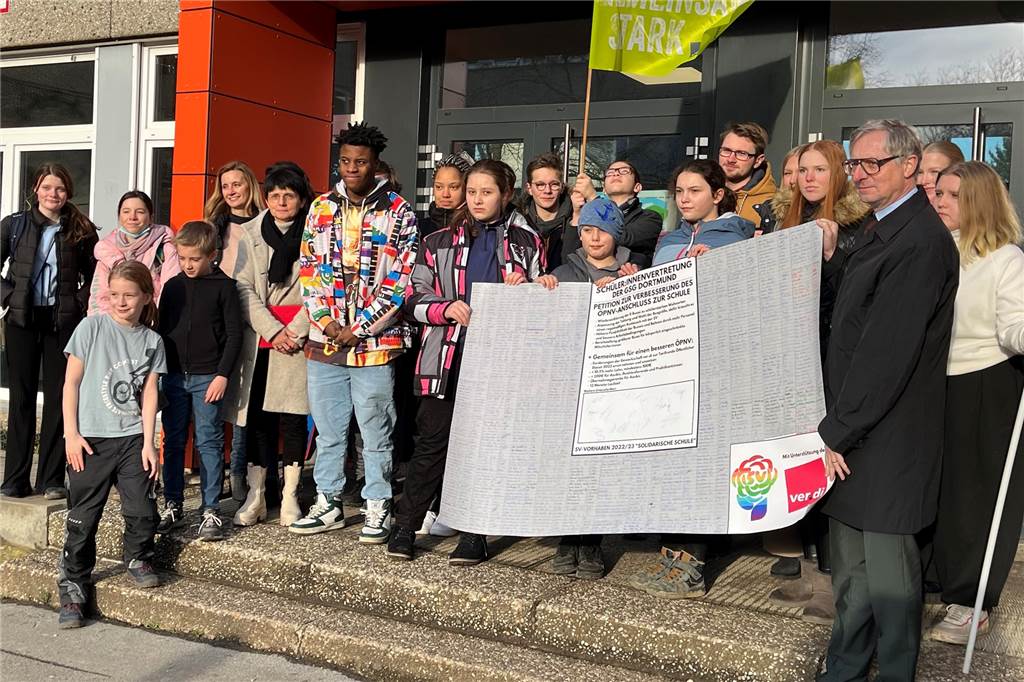 Geschwister-Scholl-Schüler fordern bessere Verkehrsanbindung Die Schülervertretung der Geschwister-Scholl-Gesamtschule übergab ein Plakat mit 850 Unterschriften an den DSW21-Vorstand