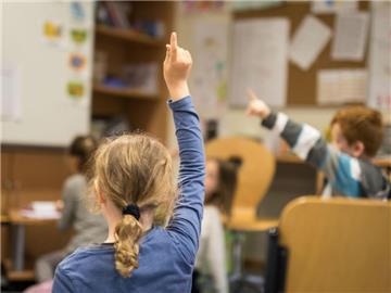 Die Schülerzahlen in Deutschland steigen stärker an als gedacht. Foto: Frank Rumpenhorst/dpa