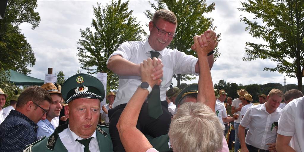 Mit dem 196. Schuss: Jörg Feldkamp neuer Schützenkönig im Schwiepinghook Die Schützen ließen ihren neuen König Jörg Feldkamp hochleben, nachdem er der Vogel von der Stange geholt hatte.