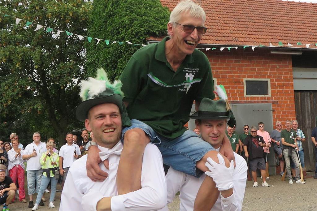 Brauchtum aufs Korn genommen: Martin Ketteler ist König der Fähnchenschützen Die Schützen ließen Theo Cluse hochleben, weil sie seit 30 Jahren auf dem Hof Cluse in Buschhausen ihr ulkiges Fähnchenschützenfest feiern dürfen.