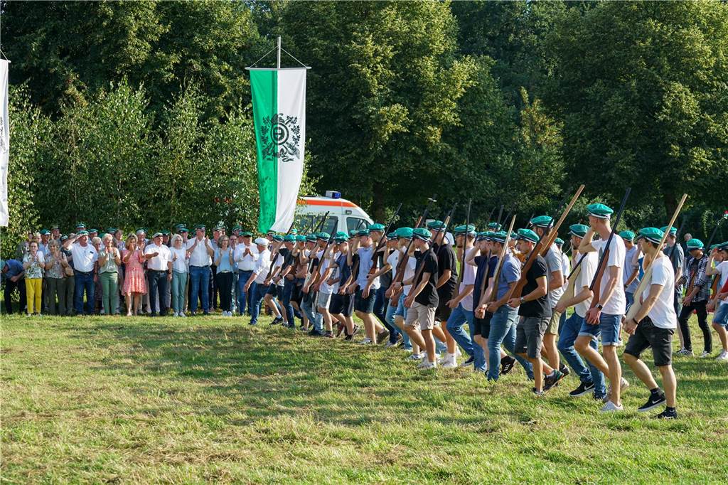 Die Schützen marschieren vor dem Thron und Vorstand.