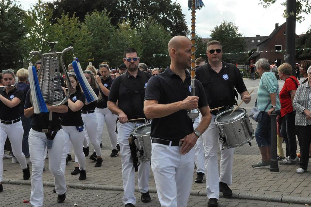 Die Schützen sind am Montag (18.9.) kostümiert durch das Dorf gezogen.
