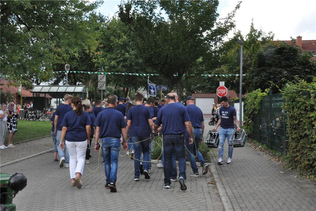 Die Schützen sind am Montag (18.9.) kostümiert durch das Dorf gezogen.