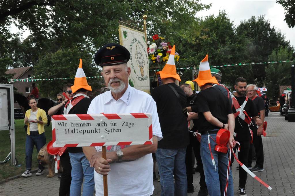 Die Schützen sind am Montag (18.9.) kostümiert durch das Dorf gezogen.