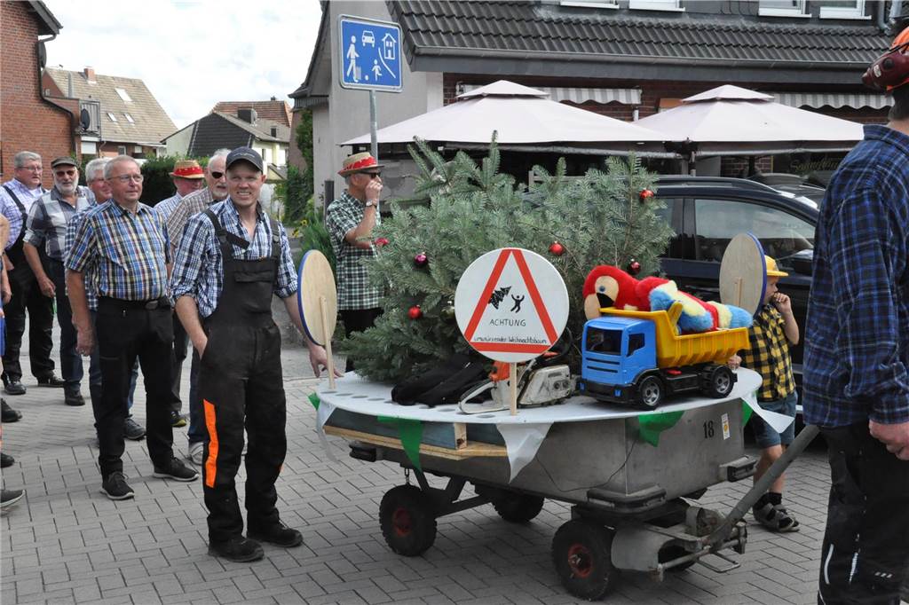 Die Schützen sind am Montag (18.9.) kostümiert durch das Dorf gezogen.