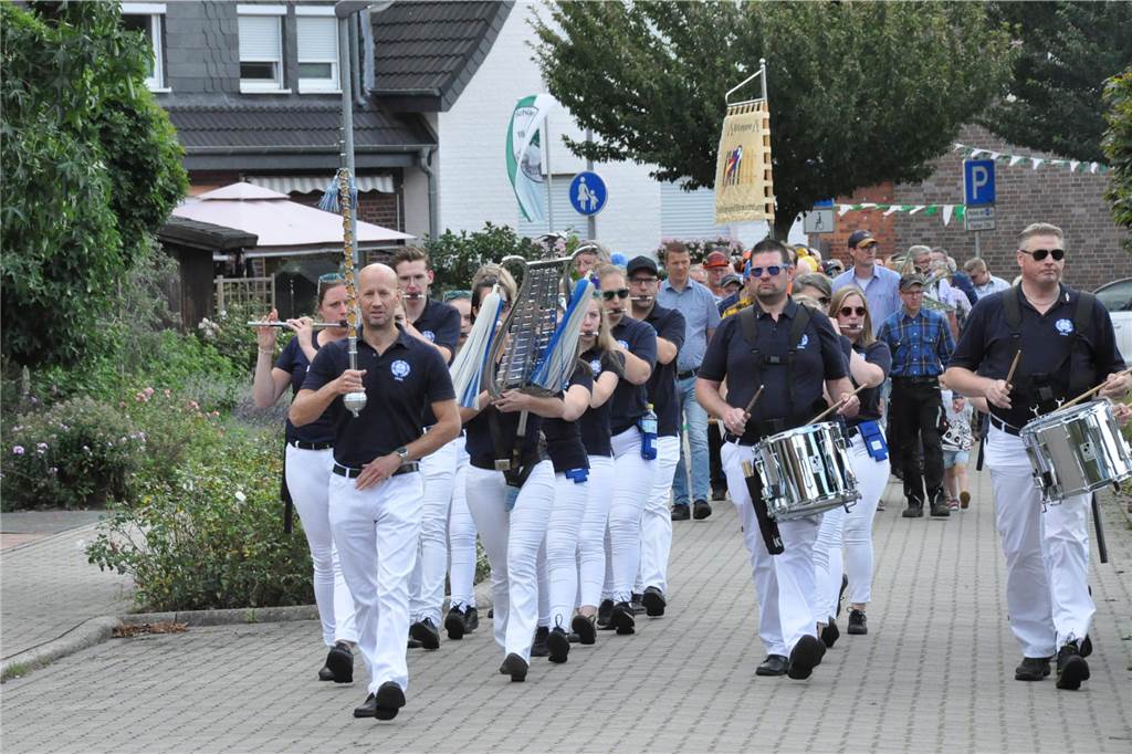 Die Schützen sind am Montag (18.9.) kostümiert durch das Dorf gezogen.