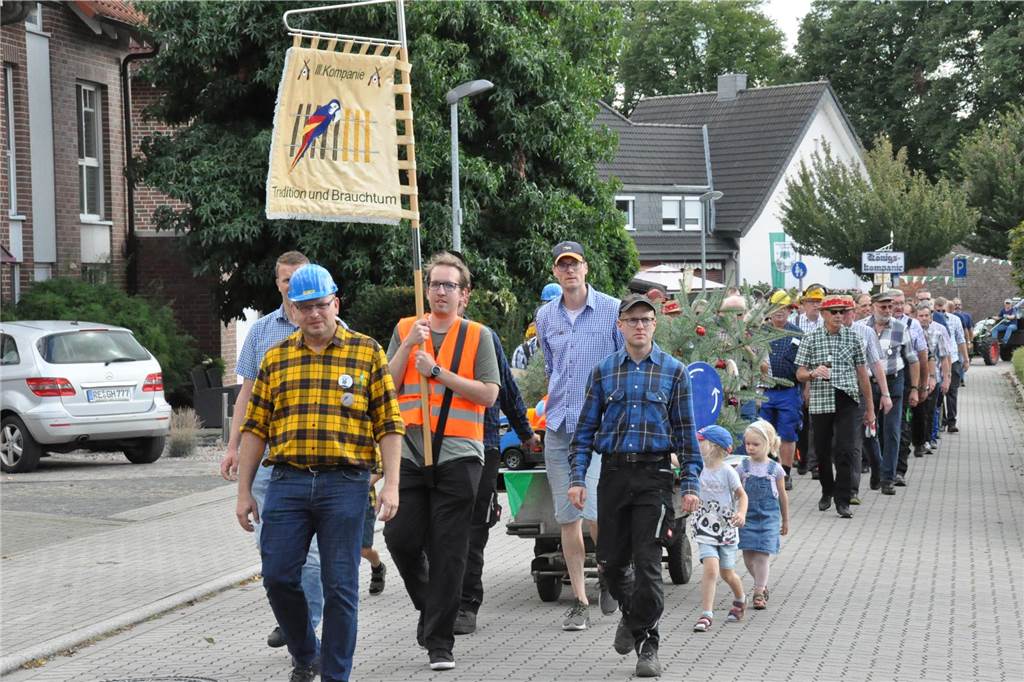 Die Schützen sind am Montag (18.9.) kostümiert durch das Dorf gezogen.