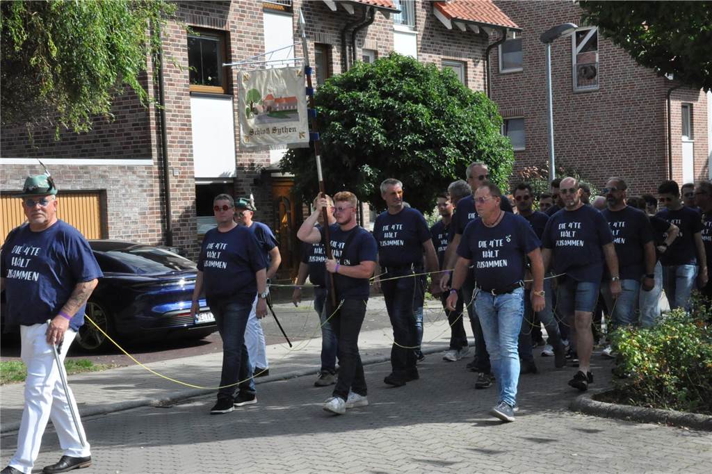 Die Schützen sind am Montag (18.9.) kostümiert durch das Dorf gezogen.