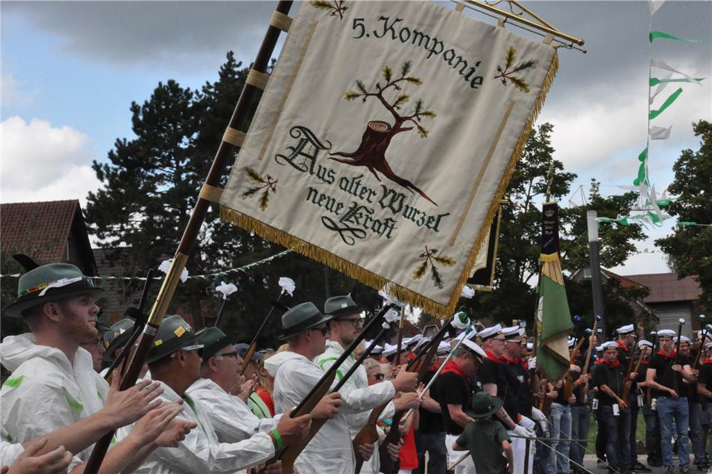 Die Schützen sind am Montag (18.9.) kostümiert durch das Dorf gezogen.