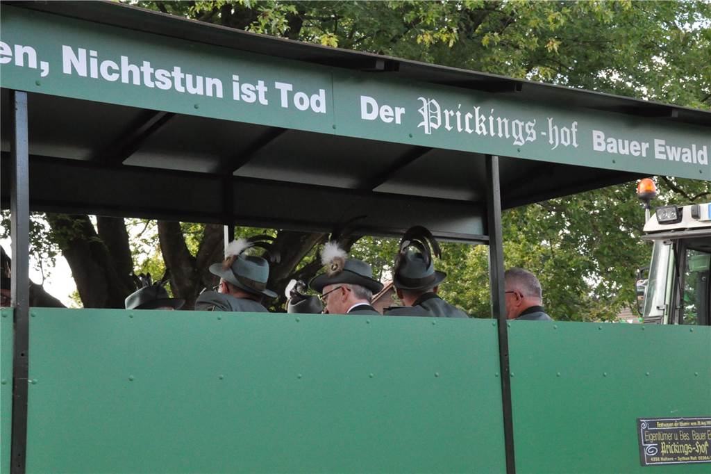 Die Schützen sind am Montag (18.9.) kostümiert durch das Dorf gezogen.