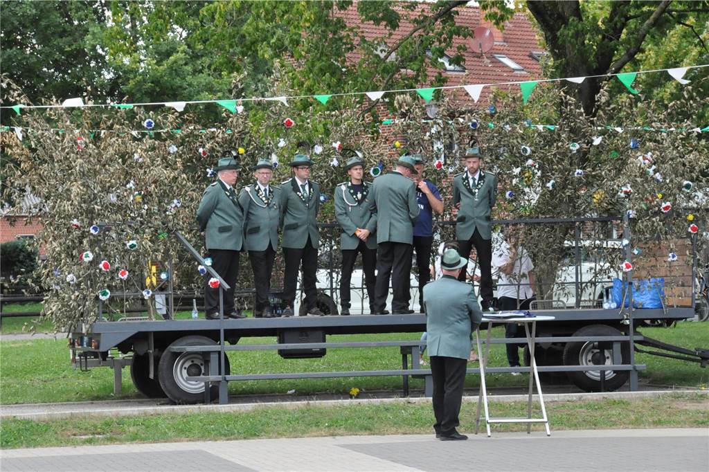 Die Schützen sind am Montag (18.9.) kostümiert durch das Dorf gezogen.