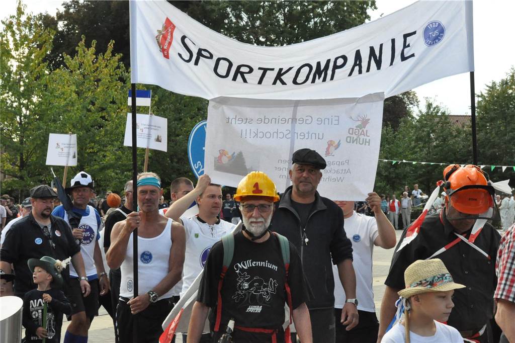 Die Schützen sind am Montag (18.9.) kostümiert durch das Dorf gezogen.