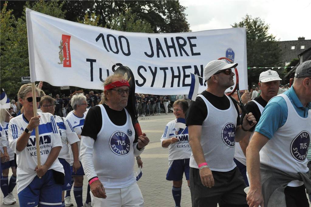 Die Schützen sind am Montag (18.9.) kostümiert durch das Dorf gezogen.