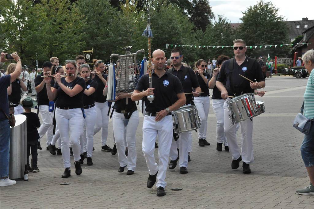 Die Schützen sind am Montag (18.9.) kostümiert durch das Dorf gezogen.