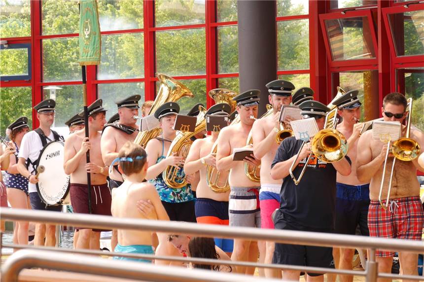Halbnackte Musiker bescheren dem Freizeitbad Atlantis in Dorsten einen Preis Die Schützenkapelle Rhade spielte im Mai im Freizeitbad Atlantis.