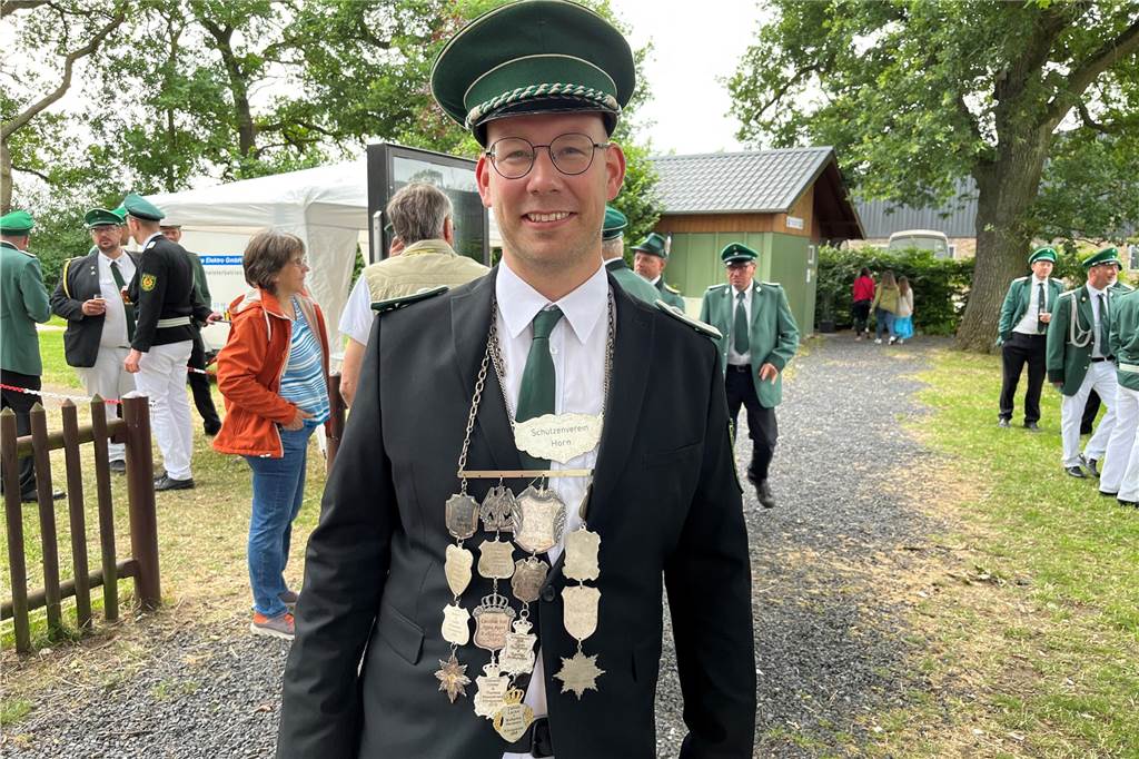 Ein Mitglied trägt eine Kette mit den Namen der vergangenen Schützenkönige. 