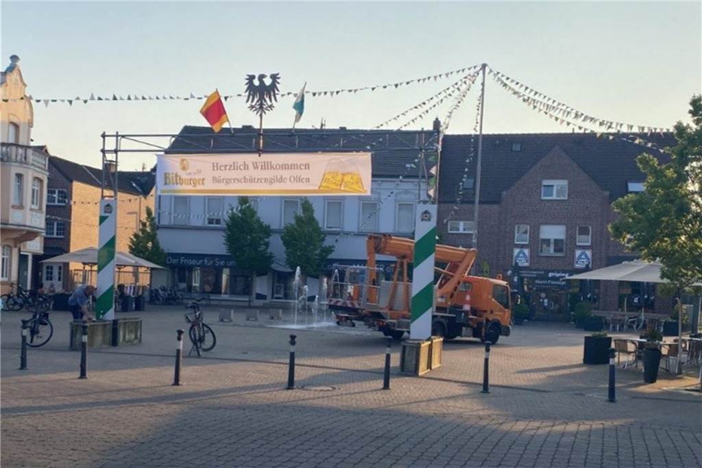 Bürgerschützen feiern nach fünfjähriger Pause: Das ist das Programm Die Schützinnen und Schützen haben die Straßen in Olfen für das Schützenfest in weiß-grün geschmückt.