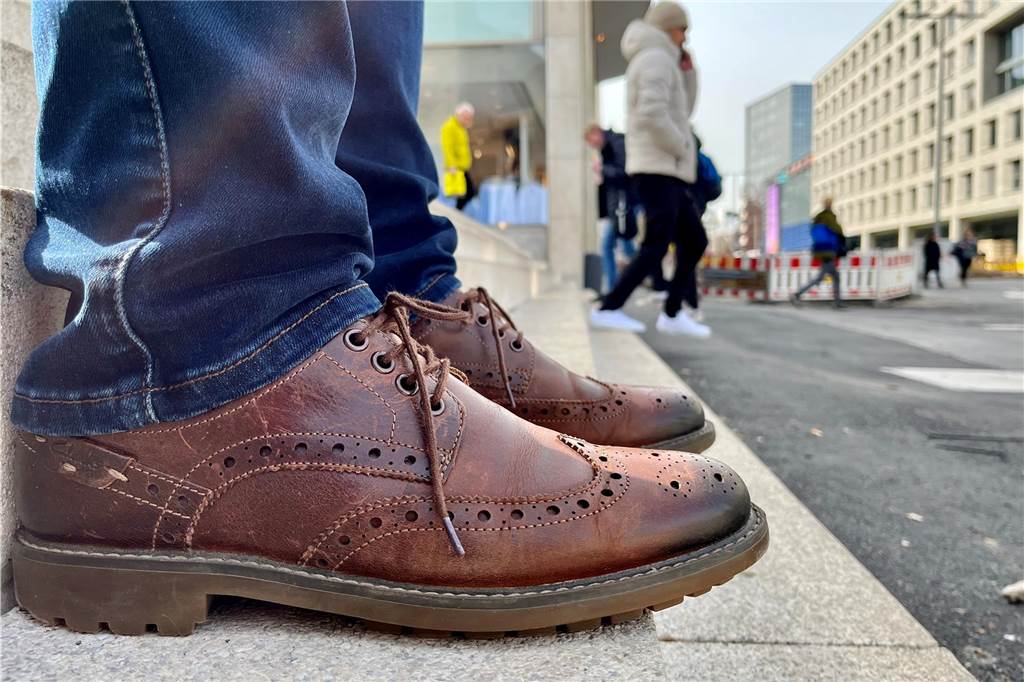 Horst Müller ärgert sich über neue Treppe in Dortmunds City: Stadt errichtet Absperrung Die Schuhe (Größe 43) von Horst Müller ragen deutlich über die Stufentiefe hinaus.