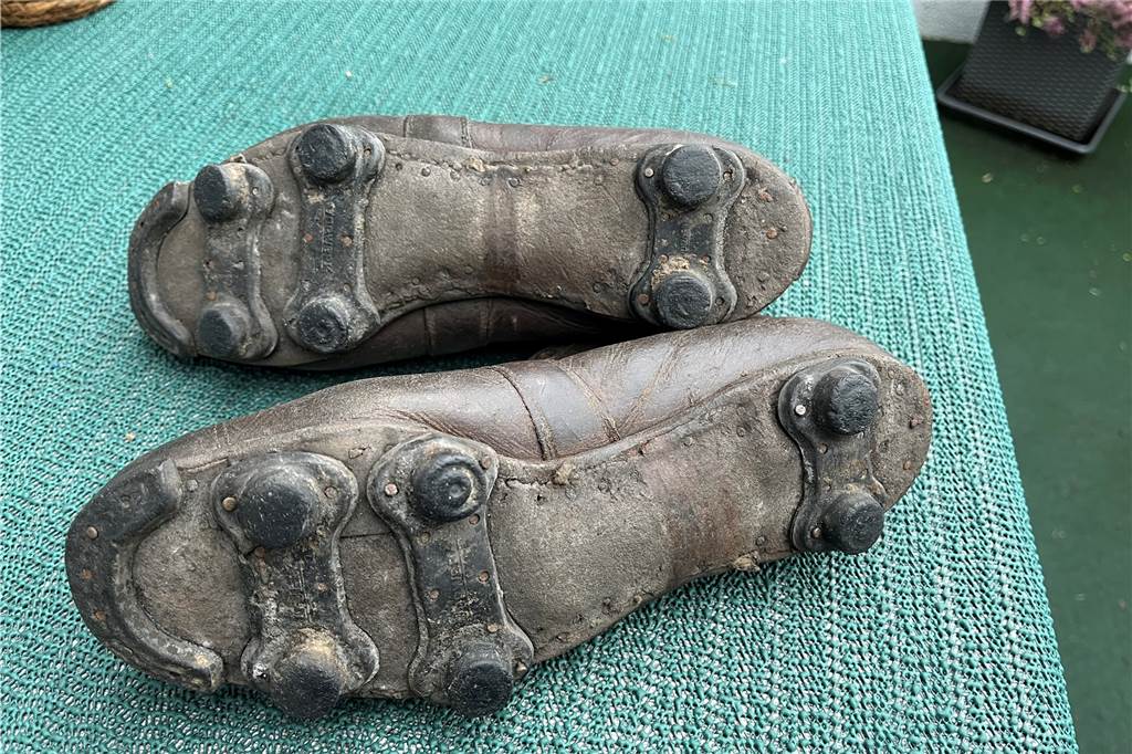 Ehepaar findet 70 Jahre alte Fußballschuhe auf dem Dachboden Die Schuhe haben angenagelte Lederstollen