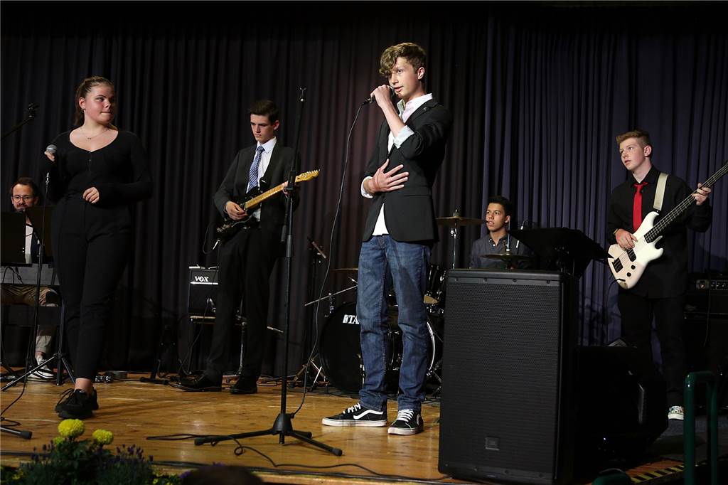 Realschüler feiern Abschluss: „Wir werden feststellen, dass vieles richtig schön war“ Die Schulband "Nameless" sorgte für den musikalischen Rahmen der Zeugnisübergabe.