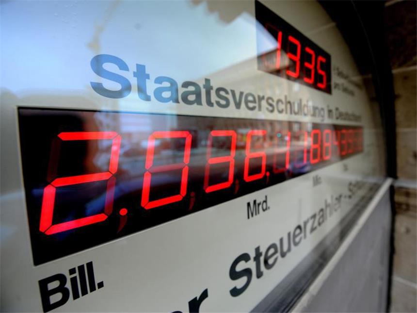 Staat musste 2014 deutlich weniger Zinsen bezahlen Die Schuldenuhr des Bundes der Steuerzahler könnte künftig langsamer ticken. Foto: Maurizio Gambarini/Archiv