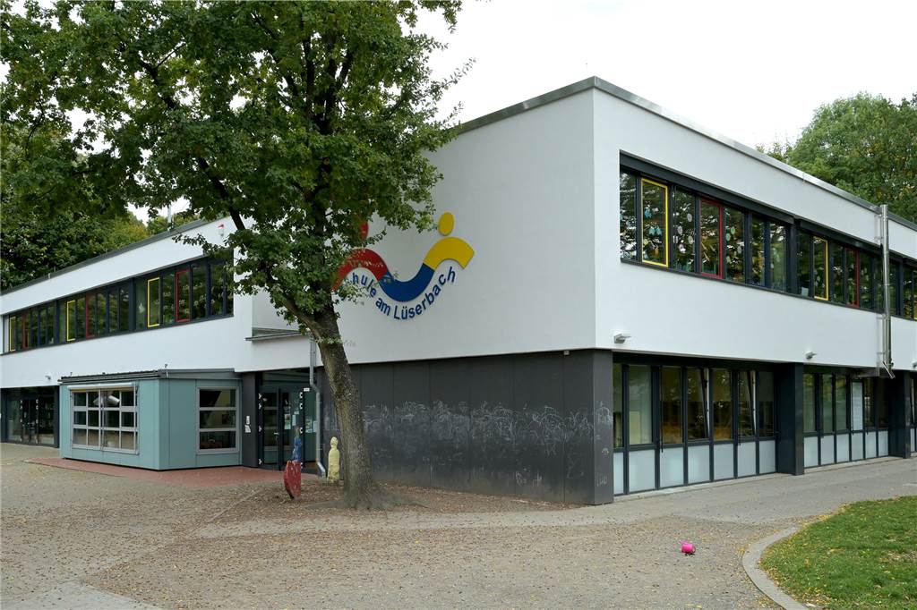 Riesen-Lücke bei Ganztagsbetreuung: Lünen fehlen 1627 OGS-Plätze Die Schule am Lüserbach während der Herbstferien 2022. Mit dieser Schule - an beiden Srandorten - soll der OGS-Ausbau beginnen.
