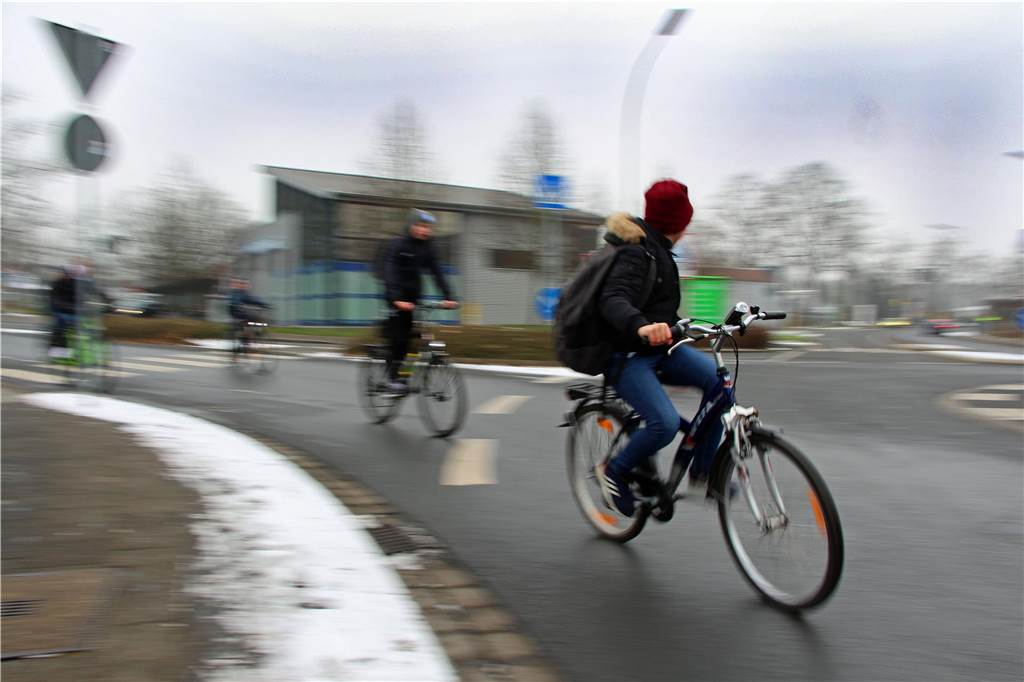 Ein Schüler fährt mit seinem Rad durch den Kreisverkehr am Bahnhof Werne.