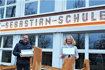 Die Schulpflegschaftsvorsitzenden Nicole Hutton (St.-Sebastian-Schule) und Mike Marcinowski (Silvesterschule Erle) appellieren mit 850 gesammelten Unterschriften an den Bauausschuss, Raumlufttechnische Anlagen in den Grundschulen zu beschließen.
