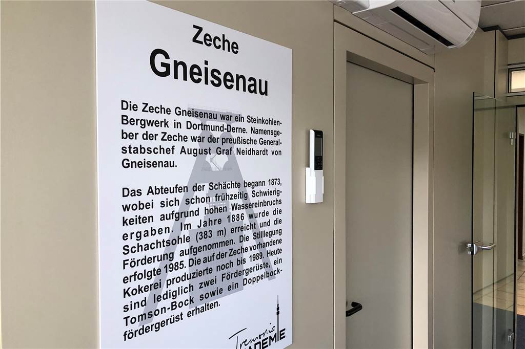 Brackeler Bildungszentrum ist umgezogen und hat einen neuen Namen Die Schulungsräume heißen wie ehemalige Dortmunder Zechen. Dazu gibt es kleine Hinweisschilder mit Informationen über diese Bergwerke.