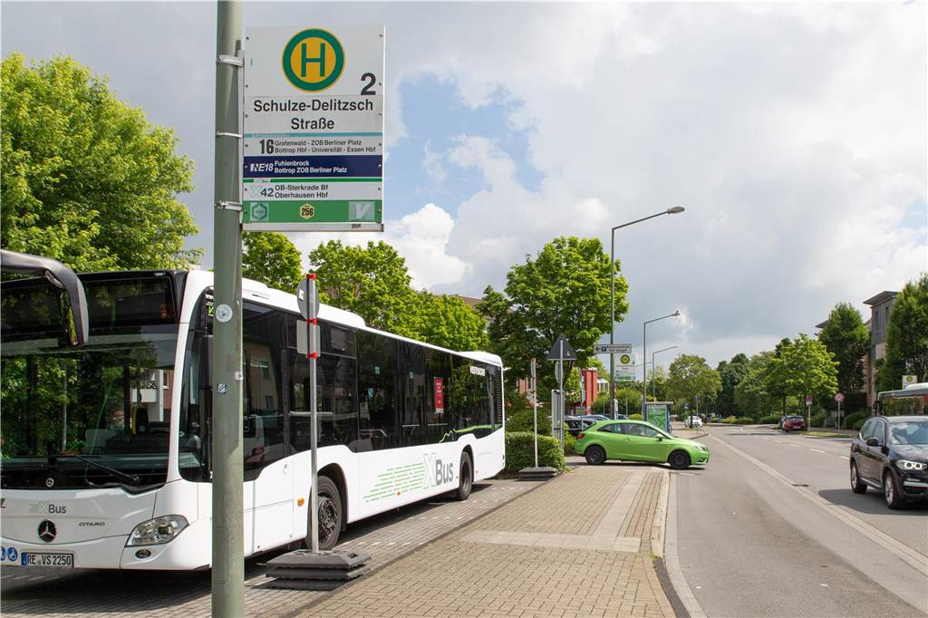 Deutschlandticket Schule: Bottrop setzt Dringlichkeitsbeschluss durch Die Schulze-Delitzsch-Straße ist der Hauptknotenpunkt für Busse in Kirchhellen. Von hier aus können Schülerinnen und Schüler jetzt noch mehr Ziele erreichen.