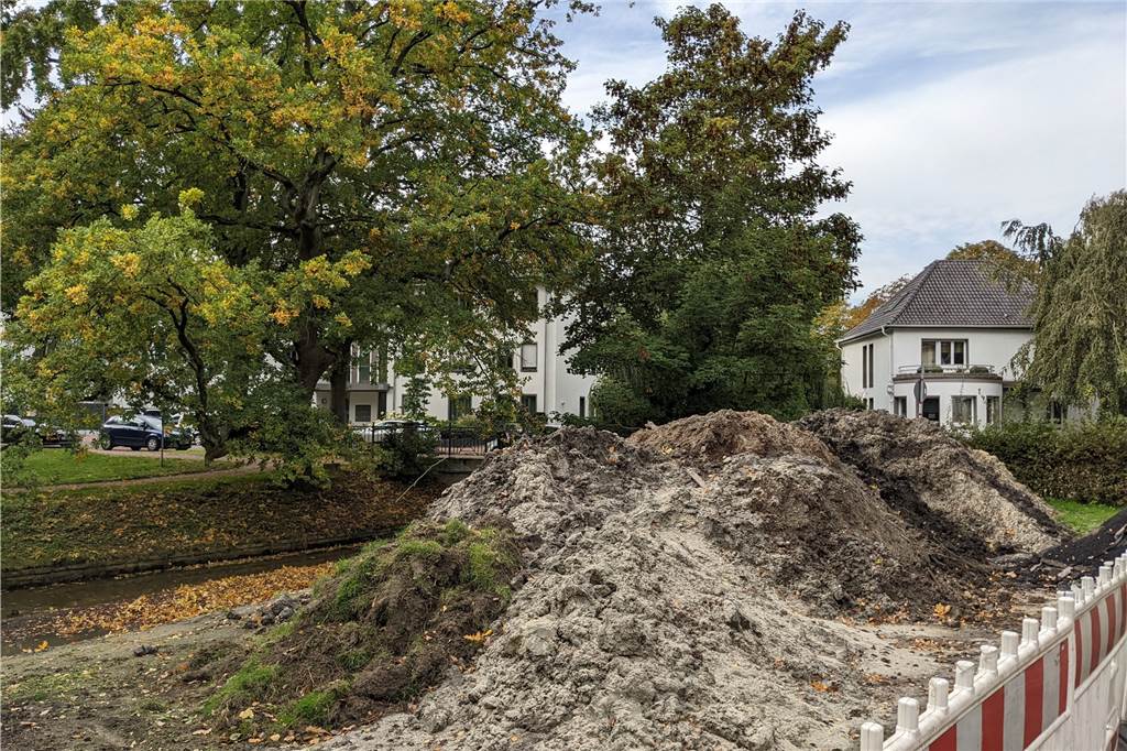 Großumbau in Altstadt-Park von Dorsten: Ein Bachlauf wird zur Baustelle Sandhaufen