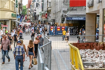 Die Schuttcontainer und Bauzäune im Vordergrund zählen zur Baustelle am Westenhellweg 44-46, wo ein großes Ladenlokal für die Drogeriekette Müller entsteht. Hinten im Blick ist die laufende Fassaden-Sanierung bei Karstadt.