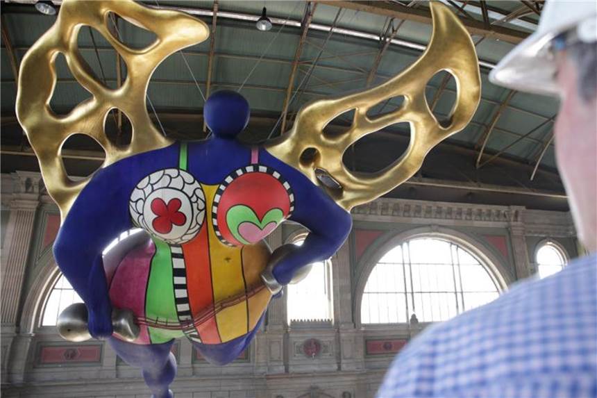 Lifting für elf Meter hohen Schutzengel in Zürich Die Schutzengel-Skulptur der französischen Künstlerin Niki de Saint Phalle in der Haupthalle des Züricher Bahnhofs wird nach mehr als 20 Jahren restauriert. Foto: Sarah Ennemoser