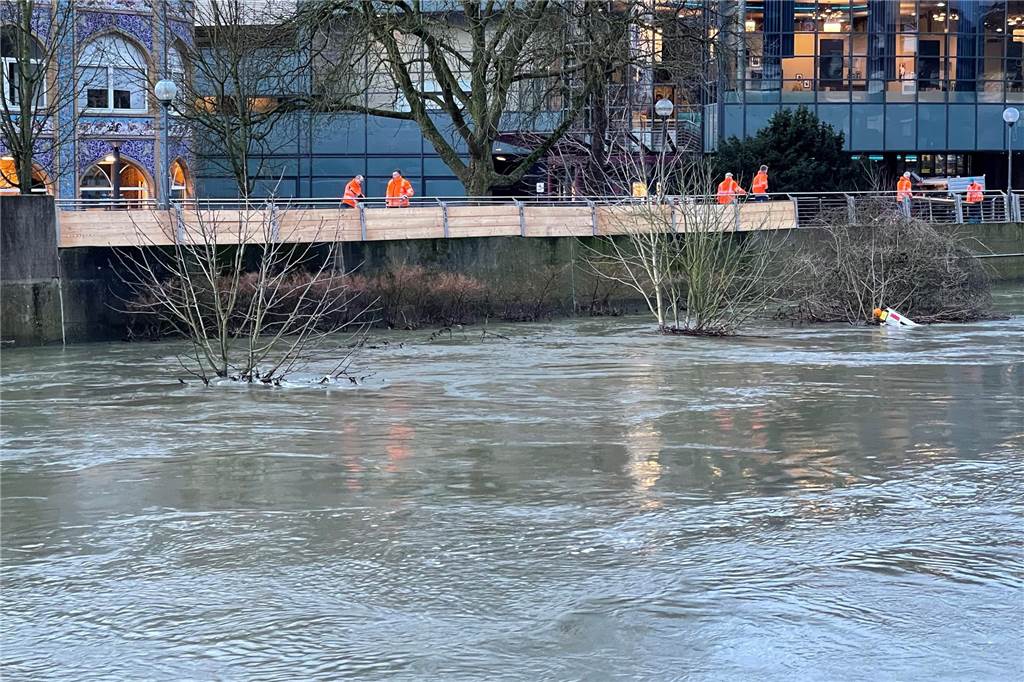 Schutzwand gegen Hochwasser: „Mag profan aussehen, hat aber gute Wirkung“ Die Schutzwand wurde auf etwa 60 Metern Länge errichtet.