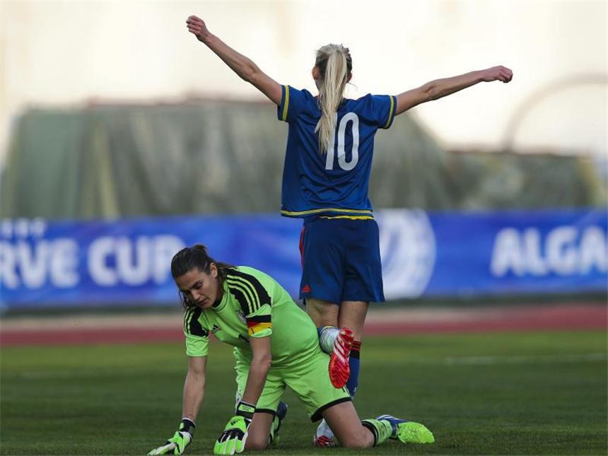 Algarve-Cup: DFB-Frauen starten mit 2:4 gegen Schweden Die Schwedin Sofia Jakobsson (r) hat Torfrau Nadine Angerer überwunden und bejubelt ihren zweiten Treffer. Foto: Jose Sena Goulao