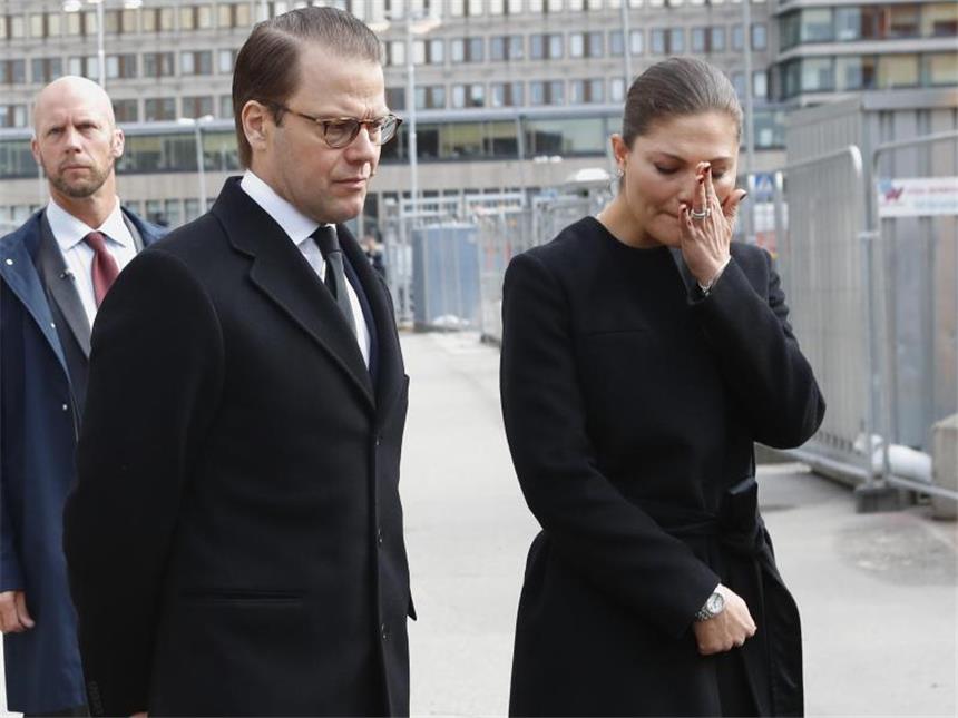 Stockholm setzt nach Anschlag Zeichen gegen Gewalt Die schwedische Kronprinzessin Victoria und ihr Mann Prinz Daniel trauern in Stockholm um die Toten des Lkw-Anschlags. Foto: Boe Torstein/NTB scanpix