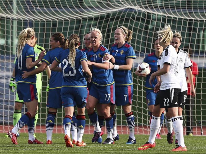 Algarve-Cup: DFB-Frauen starten mit 2:4 gegen Schweden Die schwedischen Spielerinnen feiern einen weiteren Treffer gegen Deutschland. Foto: Jose Sena Goulao