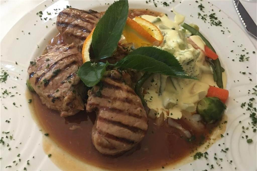 „Mama Livia“ fehlt in der Küche die klare Linie - aber der Service überzeugt komplett Die Schweinefilets waren zart und saftig, das Gemüse allerdings in Sauce Hollandaise ertränkt.