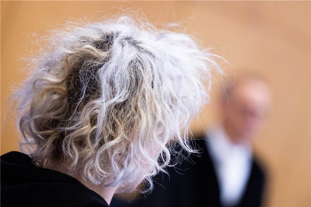 Gewalt bei Lützerath-Räumung : Aktivistin bewirft Polizisten mit Molotow-Cocktail Die Klimaaktivistin steht im Landgericht. Ihr blonder lockiger Kopf ist von hinten zu sehen.
