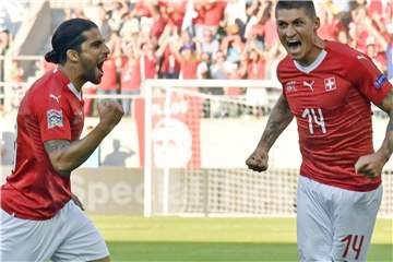 Die Schweizer Steven Zuber (r) und sein Teamkollege Ricardo Rodriguez freuen sich über das Tor zum 1:0. Foto: Walter Bieri/KEYSTONE