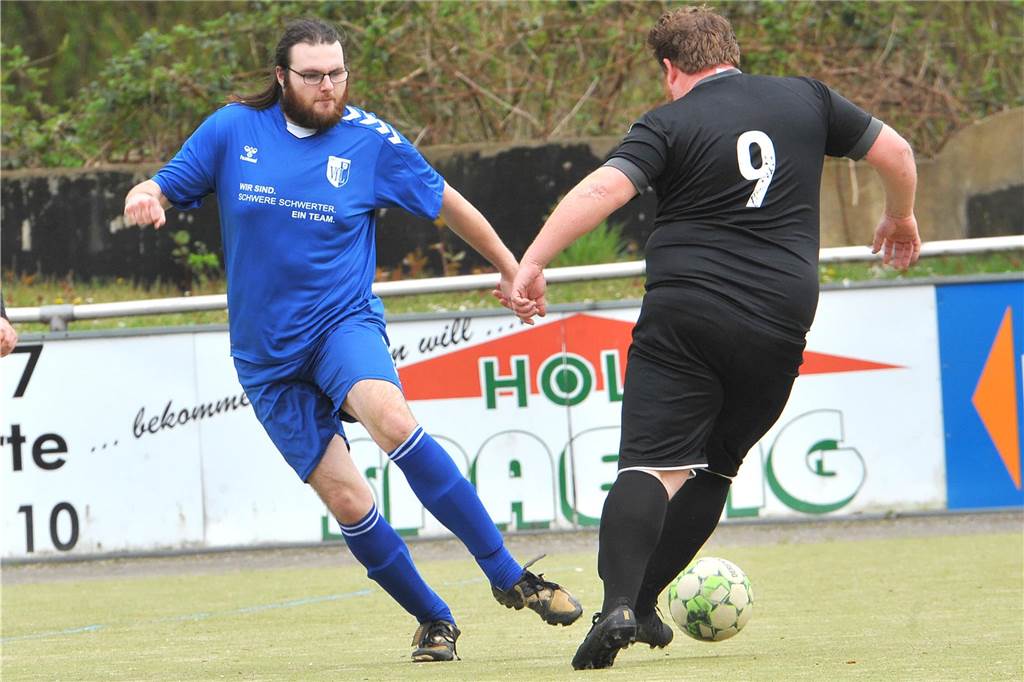 Die „Schwere Schwerter“ (blaues Trikot) verloren ihr erstes Liga-Heimspiel gegen die Vikings aus Waltrop mit 5:7.